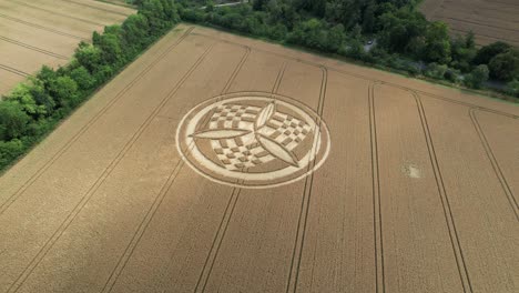 mirando hacia abajo sobre el sur de wonston trinidad círculo de cultivos vandalismo vista aérea en órbita ventoso hampshire campo de trigo dorado