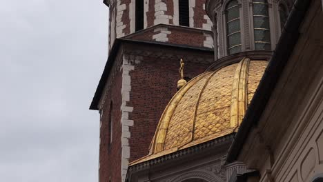 Historic-buildings-with-a-golden-roof-in-Wawel-Royal-Castle-in-Krakow,-Poland