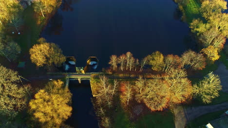 Kleiner-Damm-Am-Natürlichen-Wassersee,-Ferienhäuser-In-Der-Nähe-Von-Wäldern,-Naturlandschaft