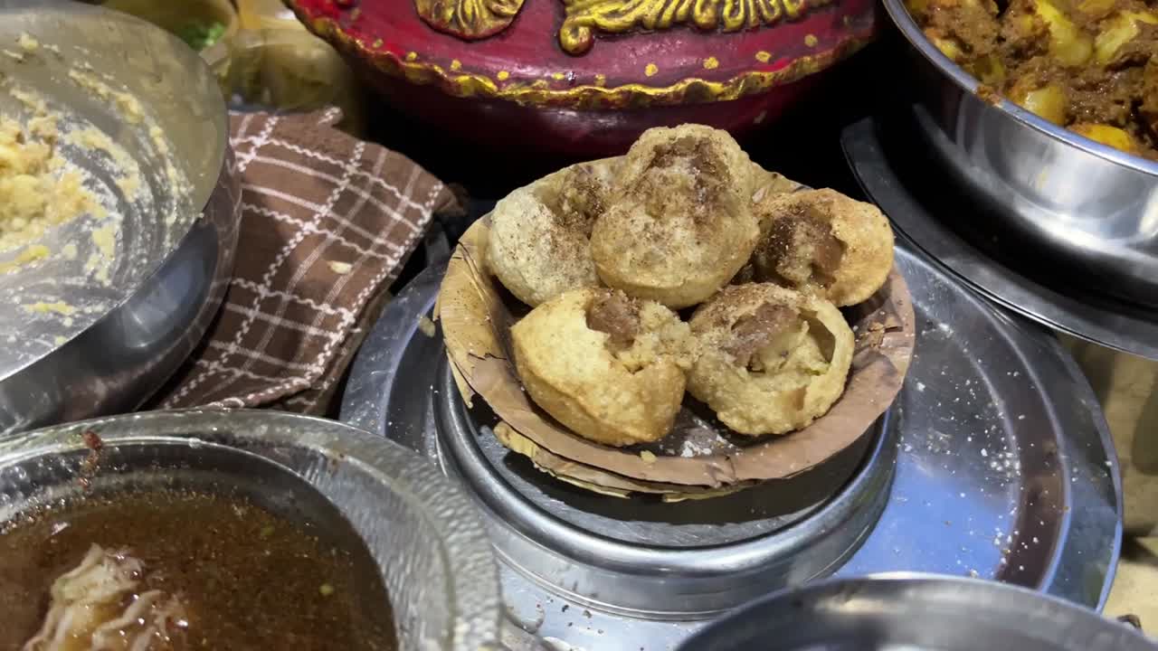 Puchka tillagad med potatis och indiska kryddor