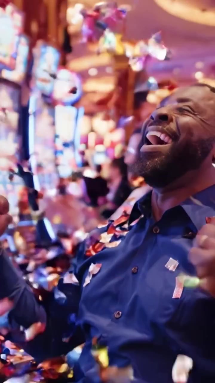 Un Emozionante Momento Jackpot: L'Eccitazione Cresce Mentre il Giocatore Reagisce a Giri Vincenti a una Vivace Slot Machine da Casinò, Catturando la Gioia del Gioco e le Sorprese Inaspettate