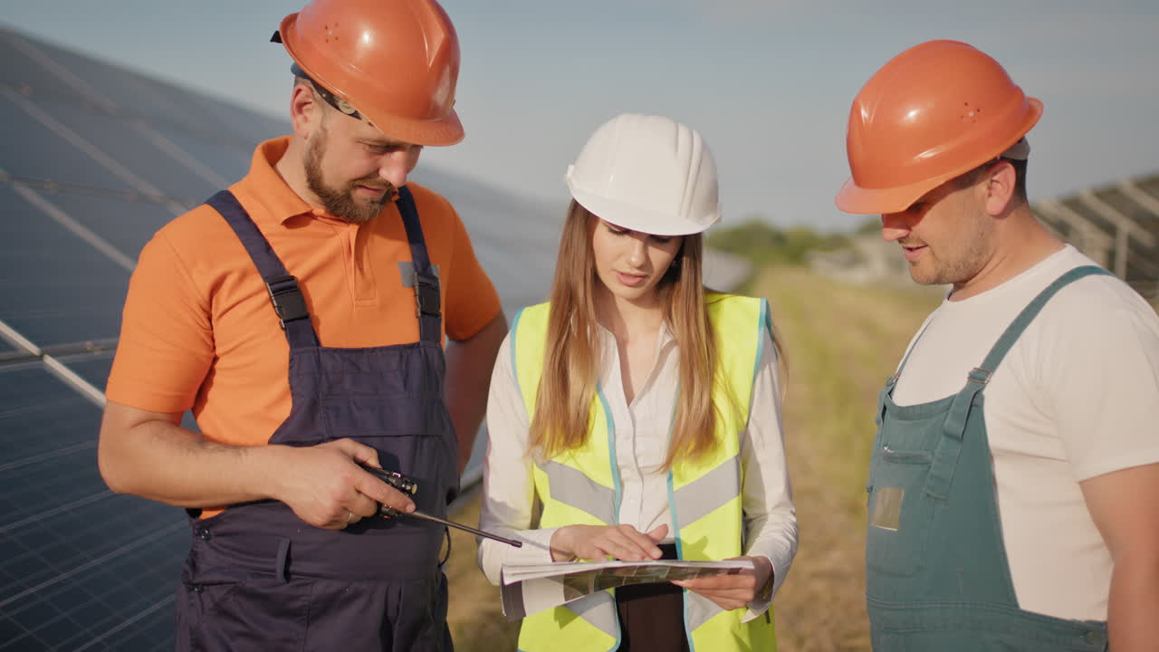 equipo de mantenimiento de paneles solares