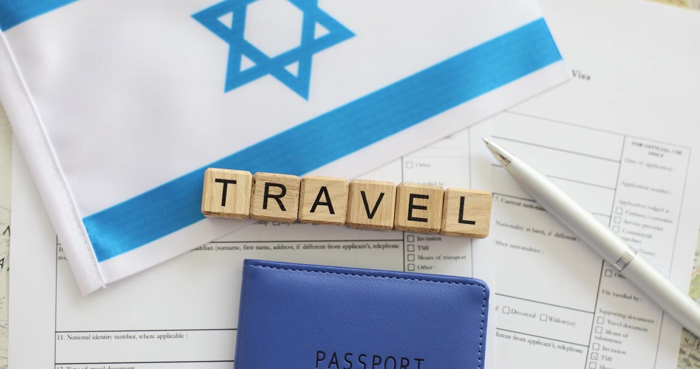 La parola 'travel' su un modulo di richiesta visto con la bandiera israeliana