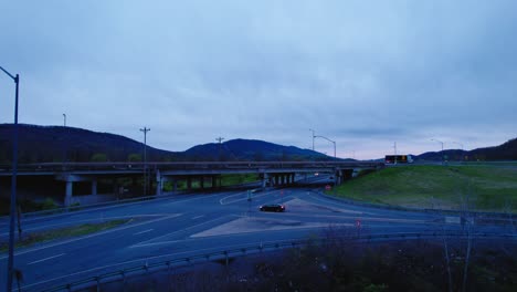 Semi-Camión-Conestoga-En-El-Paso-Elevado-Interestatal