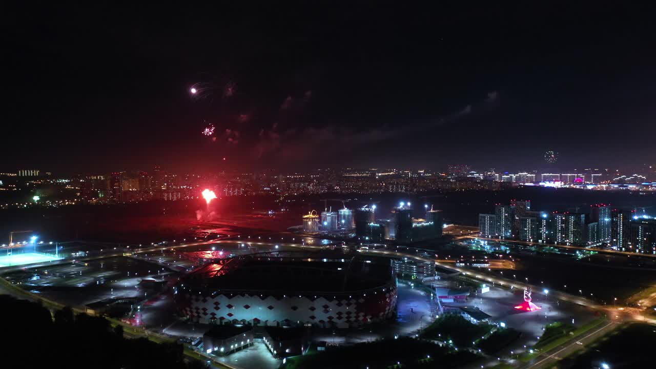 moscú de noche. fuegos artificiales festivos sobre la ciudad nocturna.
