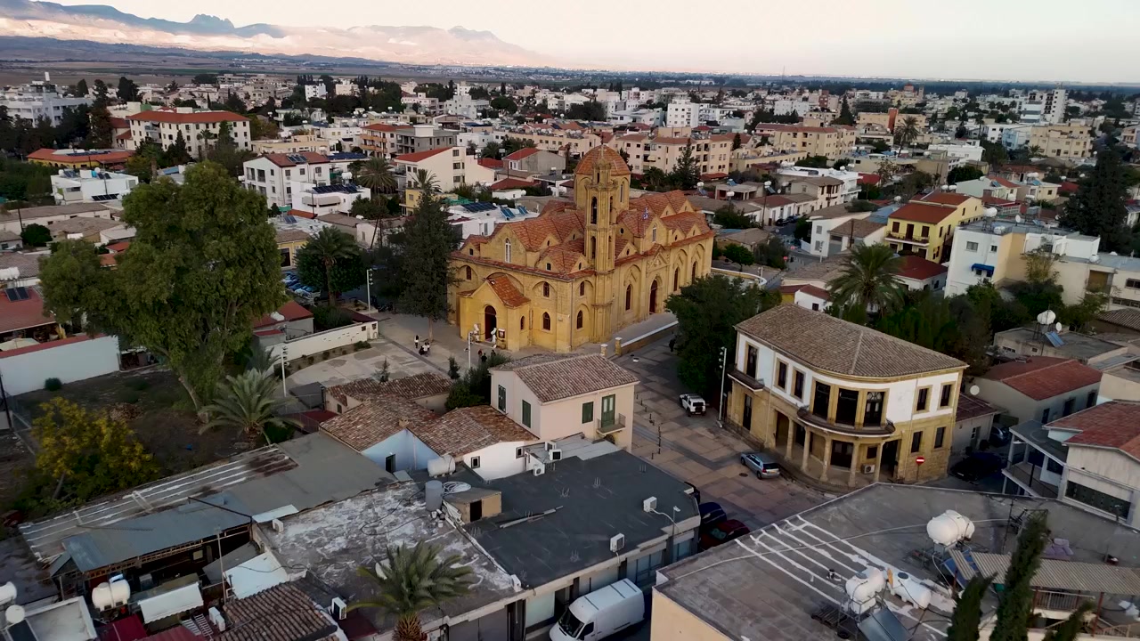 Vista aérea de la ciudad de Nicosia y la Iglesia Ortodoxa Griega en Chipre. - Toma de aproximación