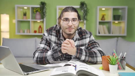 retrato de un joven lleno de ambición y motivación para el éxito.