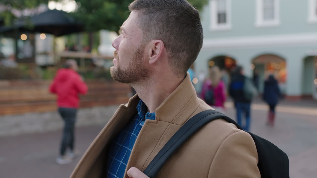 retrato de un hombre caucásico pensativo que mira serio pensativo a la cámara en la ciudad