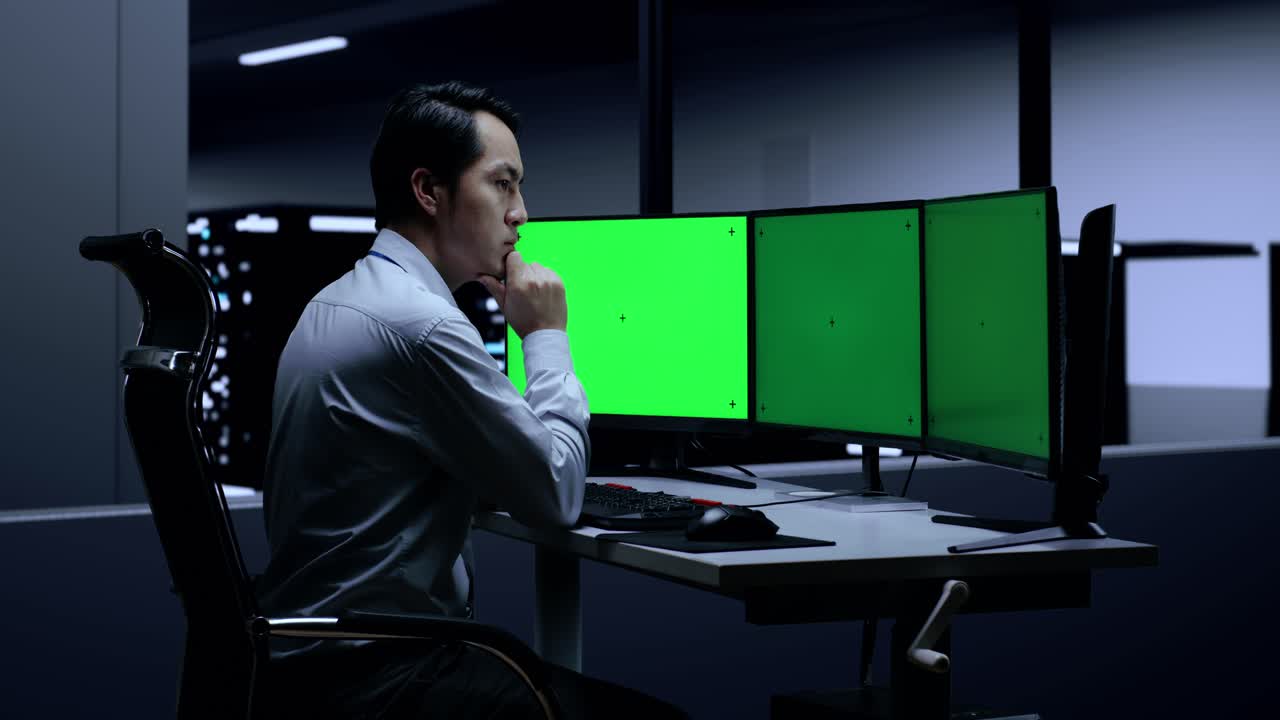 técnico informático trabajando hasta tarde en la sala de servidores.