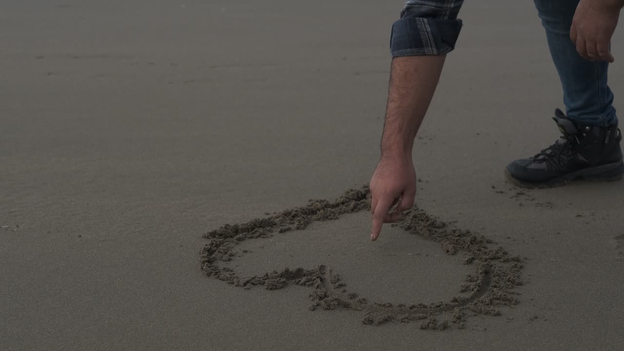 dibujar el amor en la playa