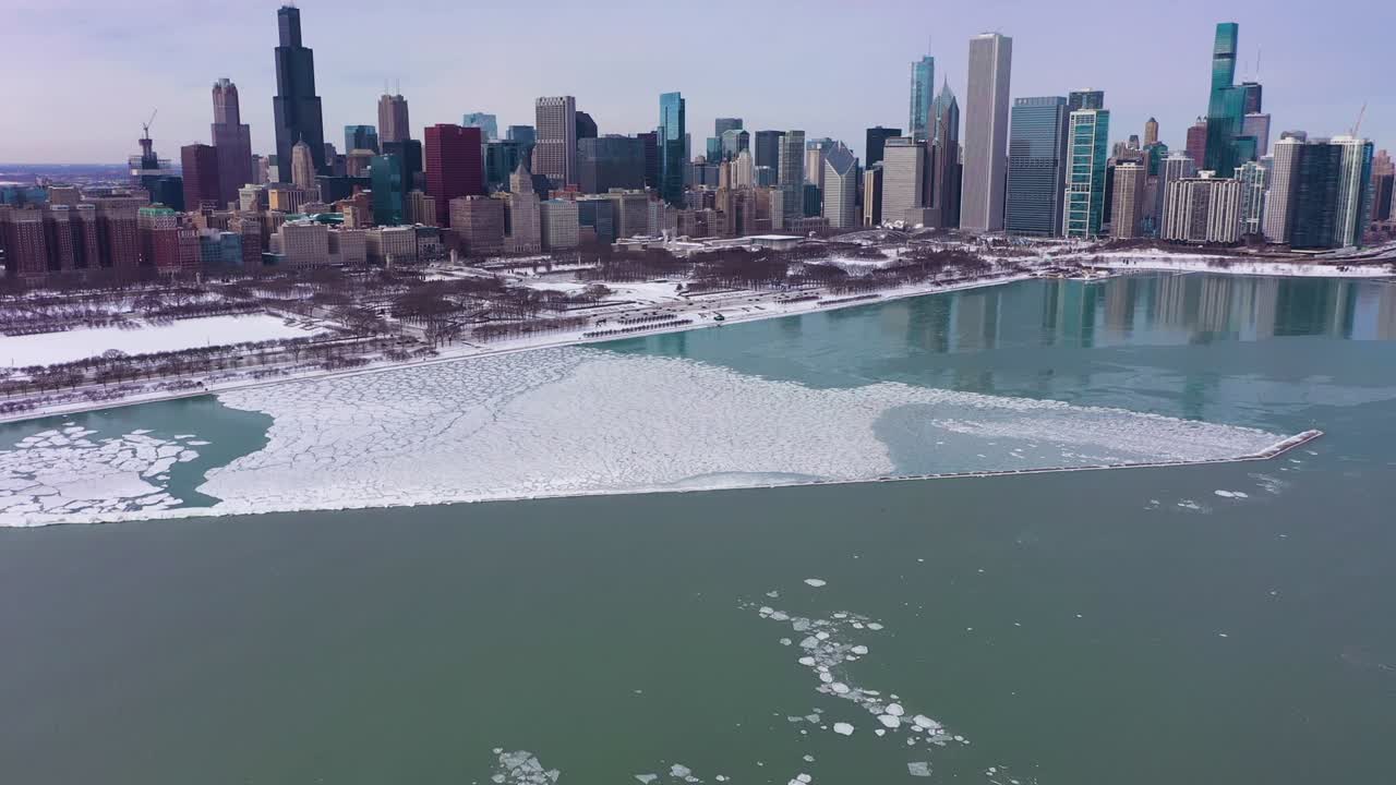 los rascacielos de chicago y el lago michigan en un día helado de invierno. vista aérea. estados unidos