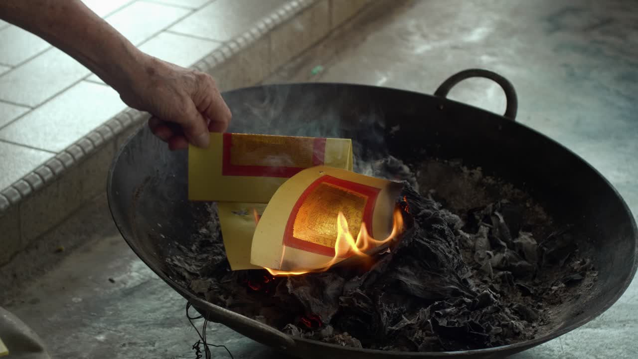 불타는 조스 페이퍼, 기도, 신에게 기도