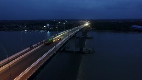 4K-Drohnenvideo-Von-Fahrzeugen,-Die-Auf-Einer-Brücke-über-Einen-Fluss-Fahren