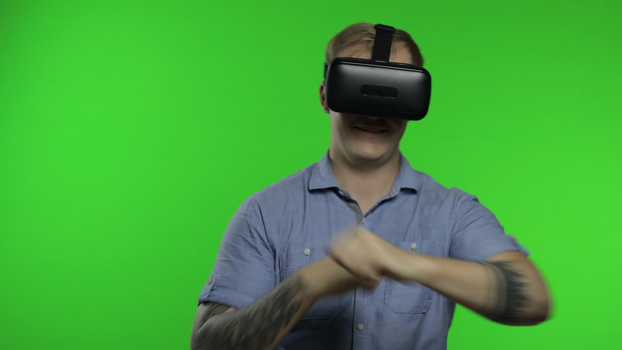 uomo che usa un casco vr per giocare. guarda video 3d 360 di realtà virtuale. chroma key