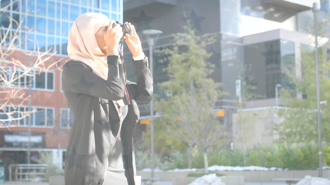 히자브를 입은 혼성 인종 여성이 카메라로 사진을 찍는 미국  ⁇ 발의 애니메이션