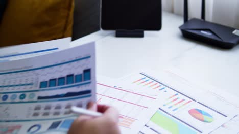 primer plano de un gráfico de tablero y manos trabajando en datos estadísticos y analíticos