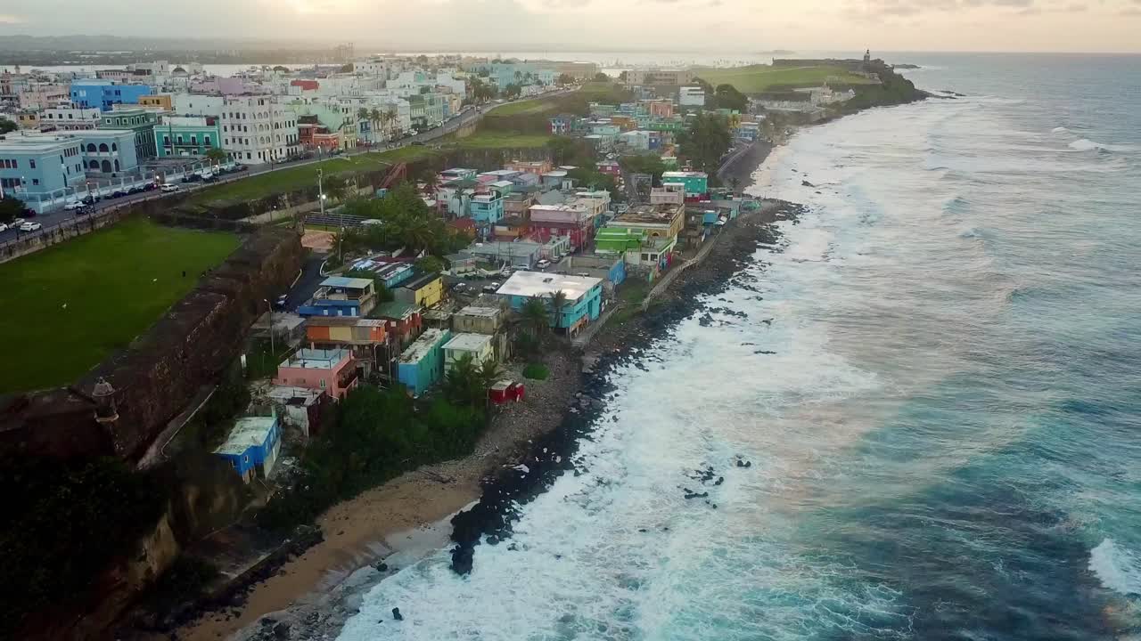 drone 4k vuela en la parte superior de la perla san juan, puerto rico