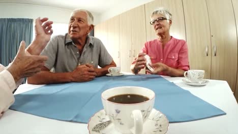 Un-Hombre-Y-Una-Mujer-Mayores-Jugando-A-Las-Cartas-En-Una-Residencia-De-Ancianos