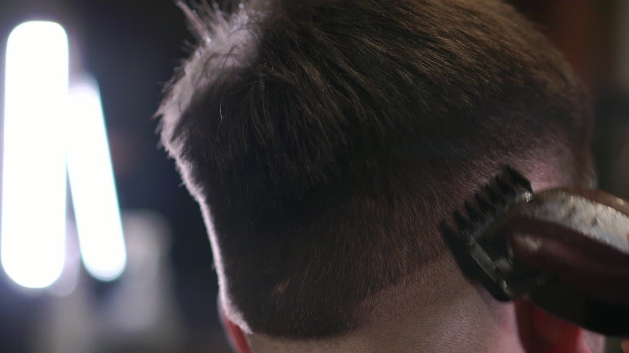 corte de pelo masculino con maquinilla de afeitar eléctrica. primer plano del peinado de cortador de cabello. peluquero profesional cortando el cabello con cortadora de cabello. peluquería masculina con afeitadora eléctrica
