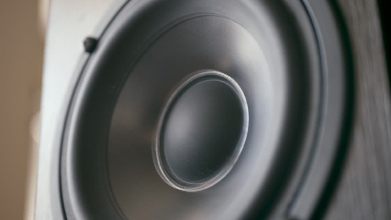 el cono del altavoz entra y sale bombeando desde el sonido del bajo