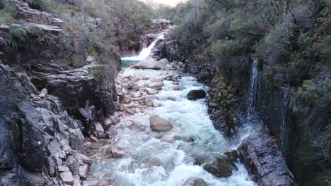 hermoso arroyo de montaña que fluye entre las rocas