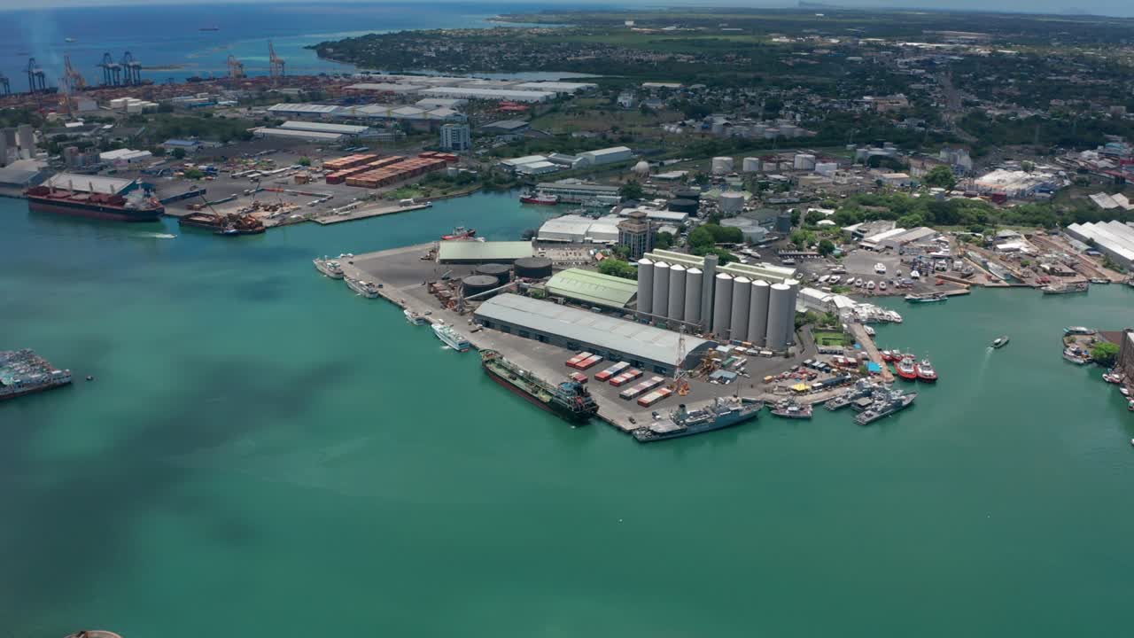 vista aérea de port louis en un hermoso día soleado. capital de la isla de mauricio. edificios altos en el océano índico. sistema bancario offshore