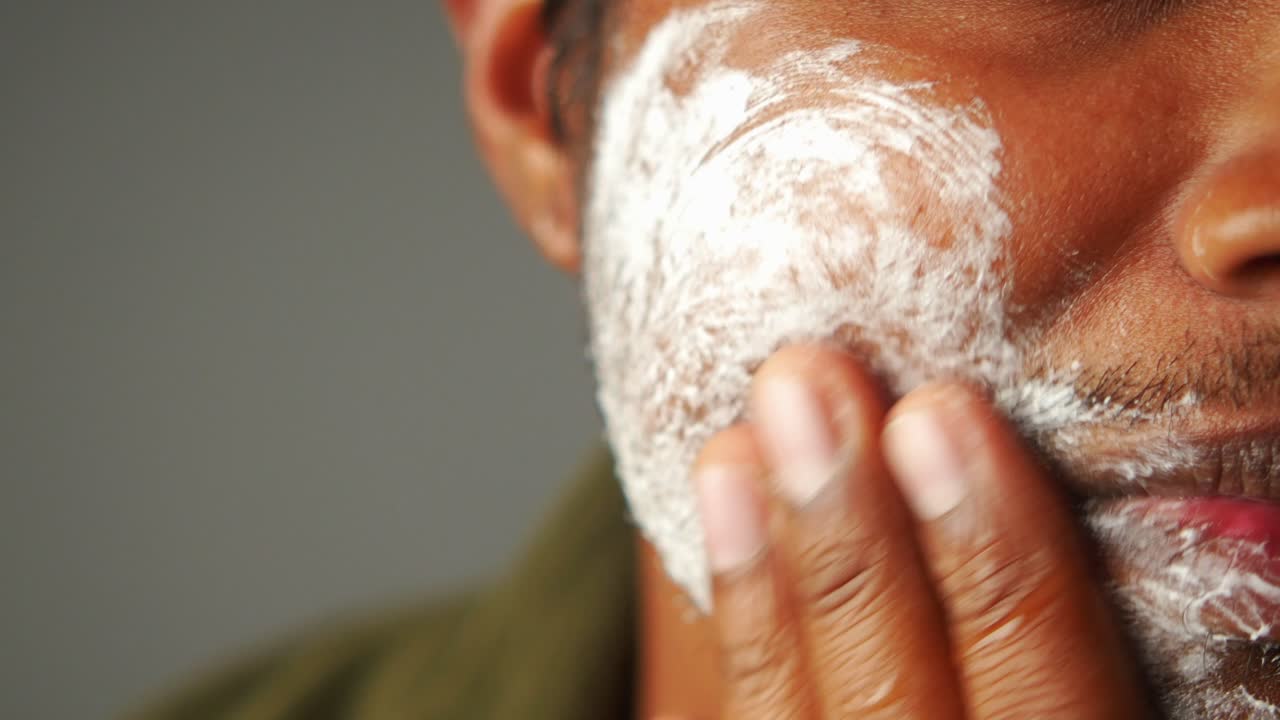 hombre aplicando crema facial