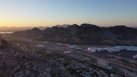 montaña de la campana en ciudad vista desde el aire