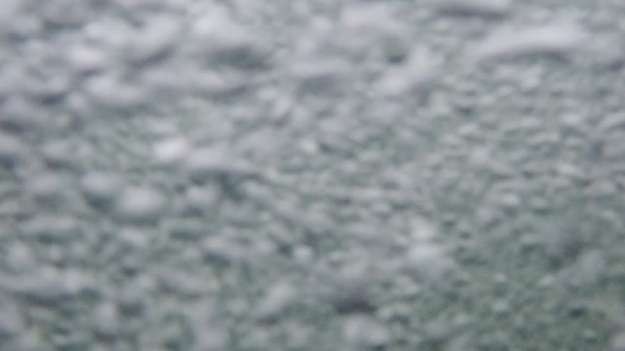 동요된 강의 놀라운 기포