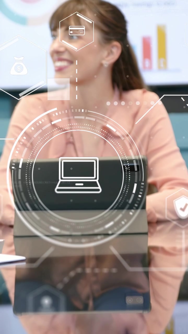Video verticale: Presentatore che reagisce al cambio di diapositiva osservando un'interfaccia utente in realtà aumentata (AR UI) su un tablet per concludere un affare