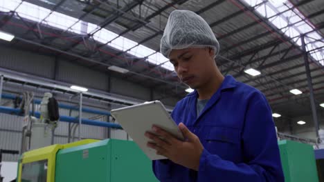 joven trabajando en un almacén