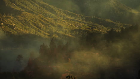 el humo se desplaza por el valle del río kern durante el incendio forestal de verano, la puesta de sol