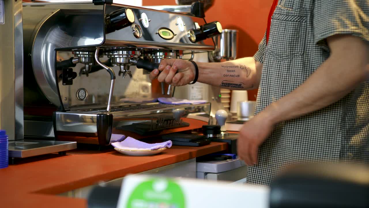 Barista che prepara il caffè