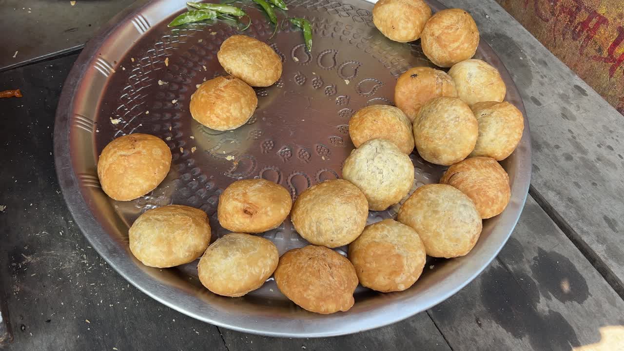 pan shot de khasta kachori en el dhaba local en el estilo bihari