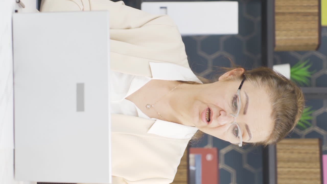 video vertical de una mujer de negocios enferma de clima caluroso y húmedo.