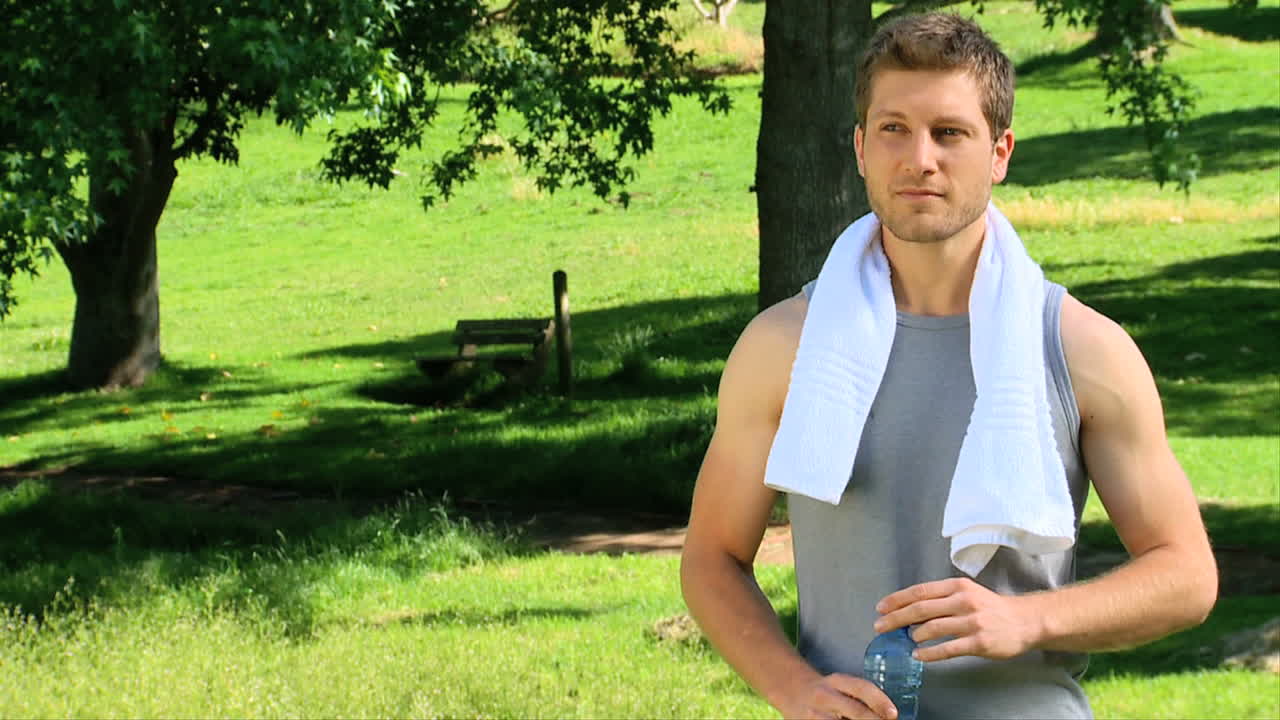 운동 후의 잘생긴 남자