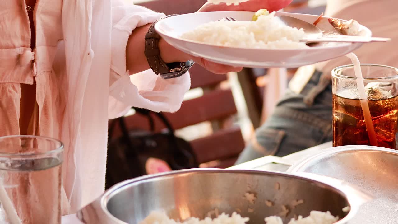 식탁 에서  을 제공 하는 손