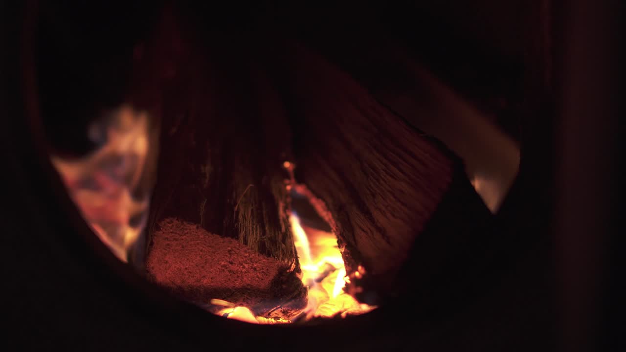 불타는 나무를 가진 고대 벽난로