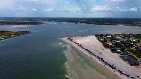 un increíble video aéreo de un dron de una playa llena de gente en el st.
