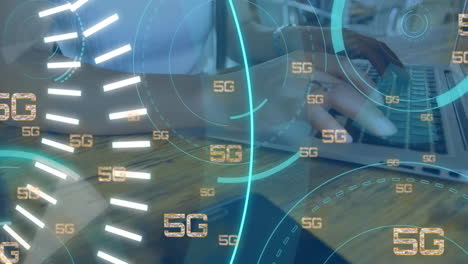 animación de texto 5g y procesamiento de datos digitales utilizando portátil
