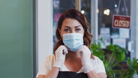 Portrait-of-Female-hairdresser-wearing-face-mask-at-hair-salon