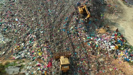 un enorme vertedero con residuos no clasificados, destacando temas críticos de sostenibilidad ambiental, contaminación por microplásticos y impactos devastadores del calentamiento global y el cambio climático