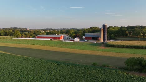 Amerikanischer-Bauernhof-Bei-Sonnenuntergang-Am-Sommerabend