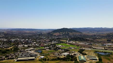 Vista-Aérea-De-San-Luis-Obispo-En-Un-Hermoso-Día