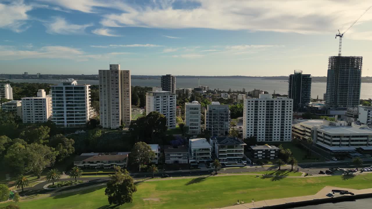 vista aérea de la ciudad de south perth en la orilla del río swan, perth, australia occidental