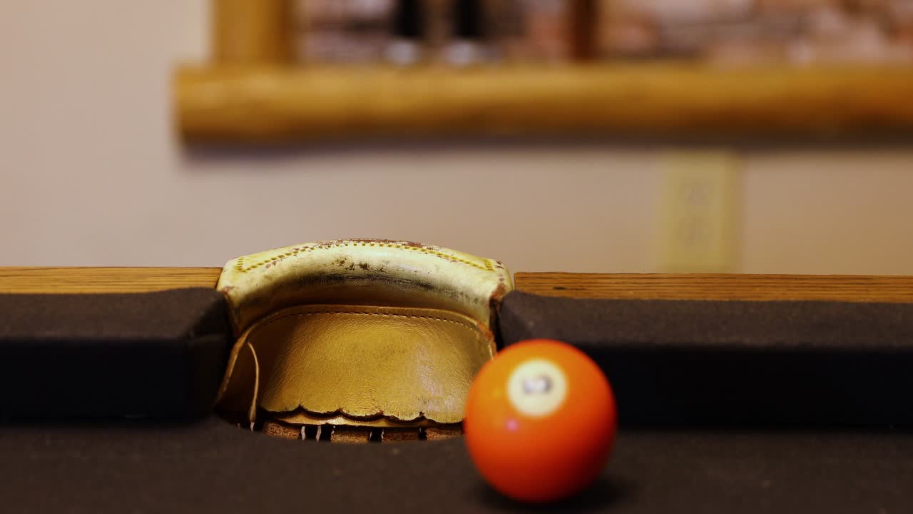 bola de billar golpea otra bola para entrar en el agujero de bolsillo en la mesa de billar