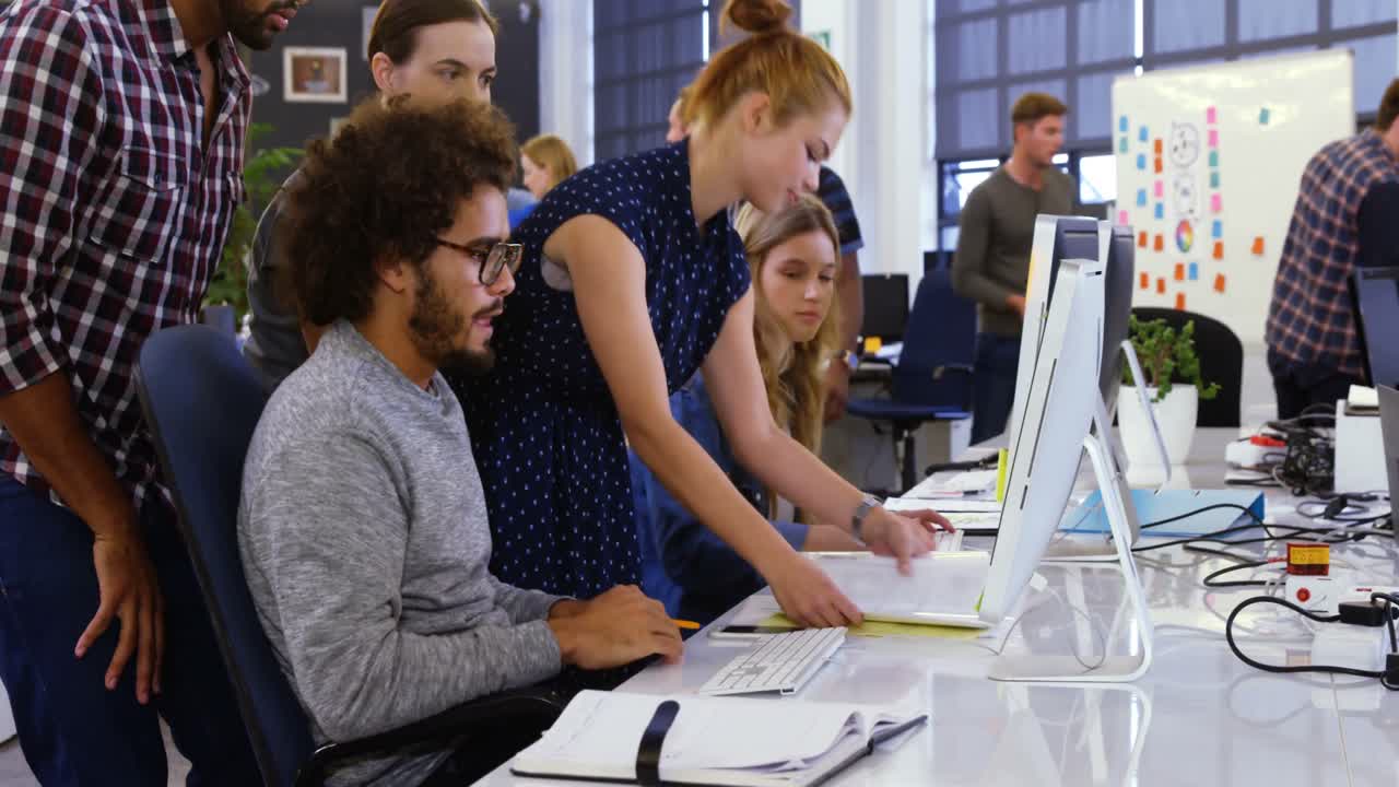 ejecutivos de negocios interactuando entre sí durante la reunión