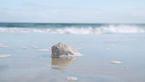 Las-Olas-Del-Mar-Lavan-La-Piedra