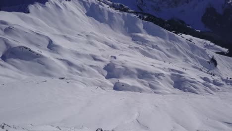 Panorámica-Hacia-Abajo-Sobre-La-Colina-Cubierta-De-Nieve