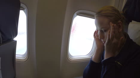 una mujer en el avión se siente enferma.